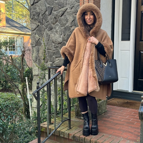 Fabulous Oversized Faux Fur Hooded Cap Jacket - Picture 5 of 7